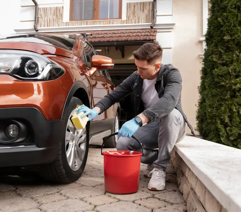 Lavage auto à domicile Amfreville-Saint-Amand : professionnel intervenant sur un véhicule